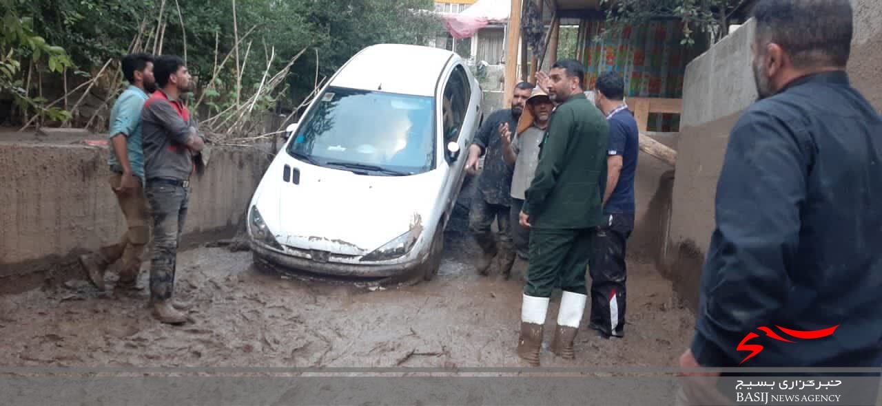 جهادگران سپاه ساوجبلاغ در روستای سیل زده ناریان حضور یافتند