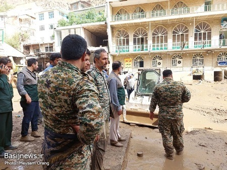 توجه کابران فضای مجازی به حضور فرماندهان، بسیجیان سپاه تهران بزرگ و مسئولان دولتی در میان سیل زدگان