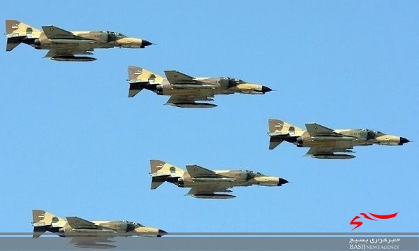 پرواز منسجم جنگنده‌های «نهاجا» در بندرعباس