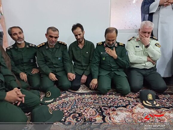 حضور فرمانده سپاه قم در منزل شهید بسیجی مدافع امنیت