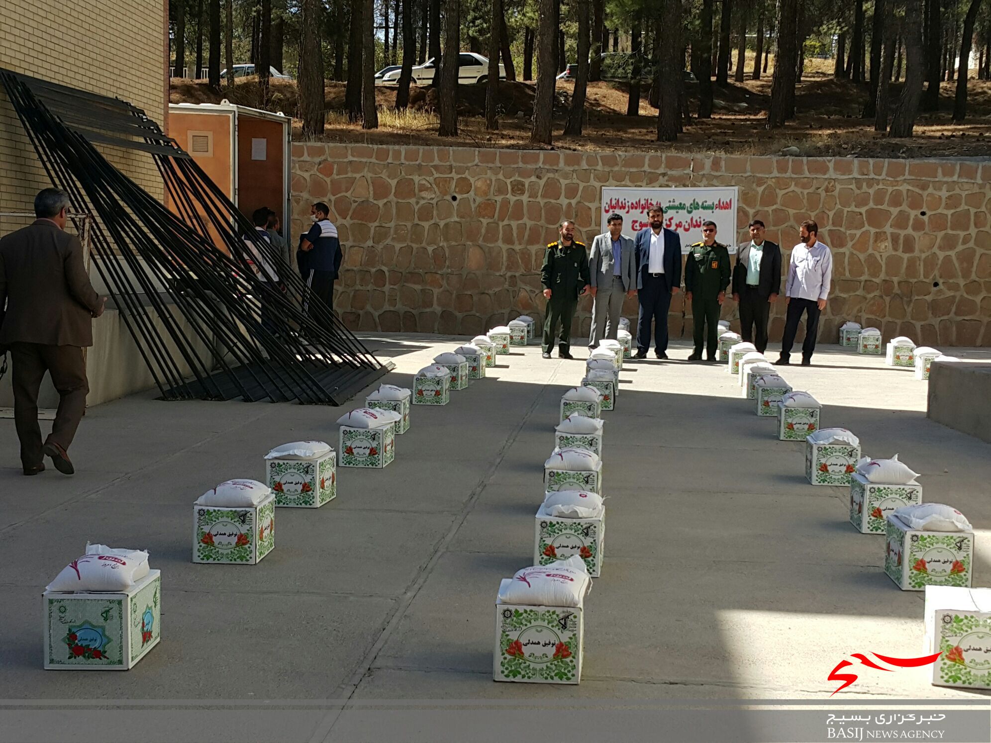 توزیع ۲۵۰ بسته معیشتی بین خانواده های زندانیان زندان مرکزی یاسوج