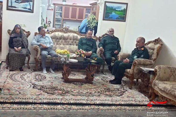 دیدار فرمانده سپاه استان بوشهر با دو خانواده شهید