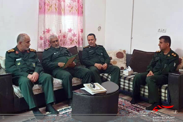 دیدار فرمانده سپاه استان بوشهر با دو خانواده شهید