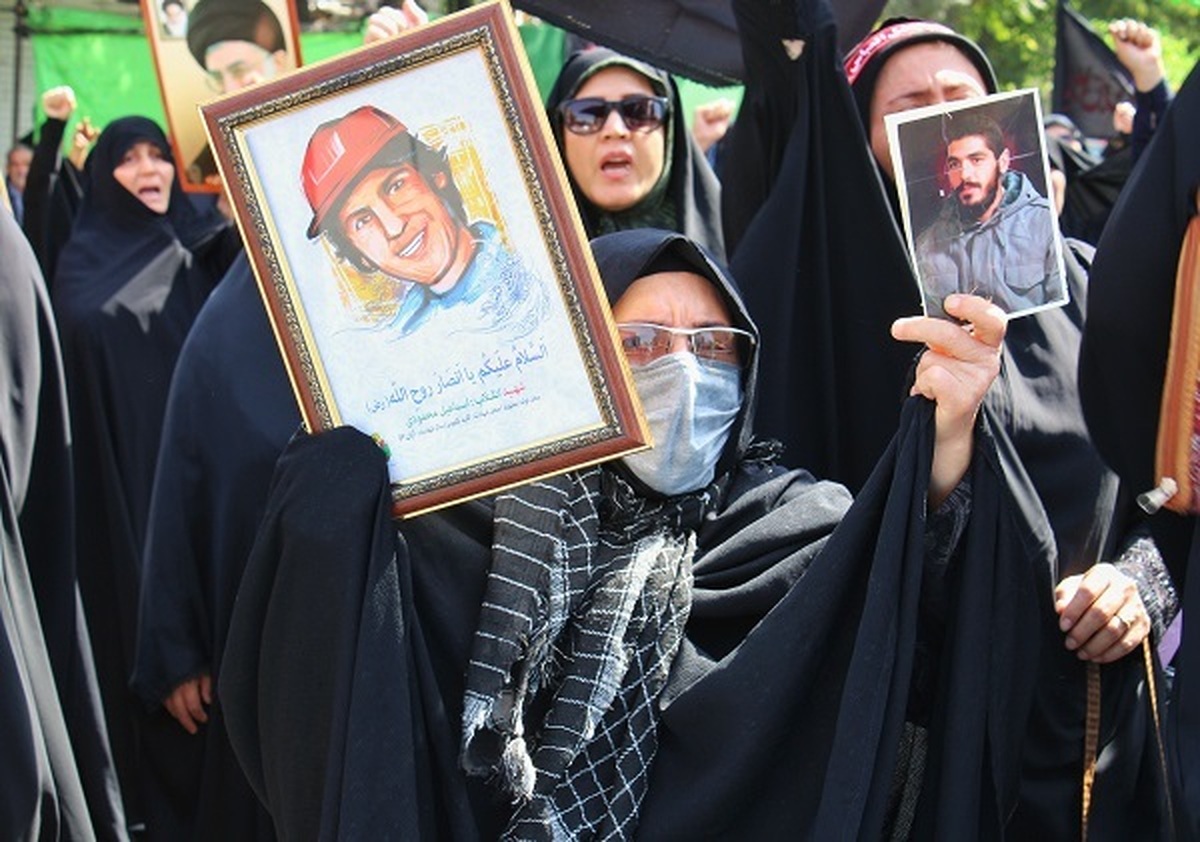 بانوان شرکت کننده در تجمع ضد اغتشاشات اخیر در بجنورد
آمده ایم بگوییم پای نظام و آرمان های شهدا می مانیم / توهین به مقدسات و چادر فاطمی را بر نمی تابیم
