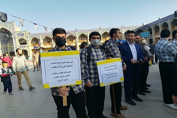اجتماع بزرگ دانش آموزان شیرازی به‌یاد شهدای دانش‌آموز حادثه تروریستی حرم شاهچراغ (ع) در این حرم مطهر