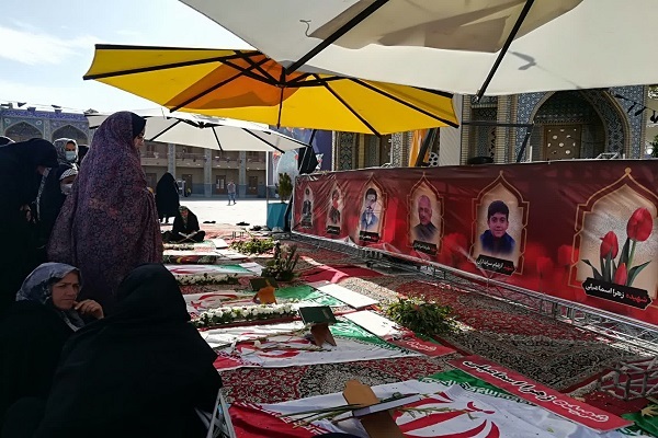 اجتماع بزرگ دانش آموزان شیرازی به‌یاد شهدای دانش‌آموز حادثه تروریستی حرم شاهچراغ (ع) در این حرم مطهر