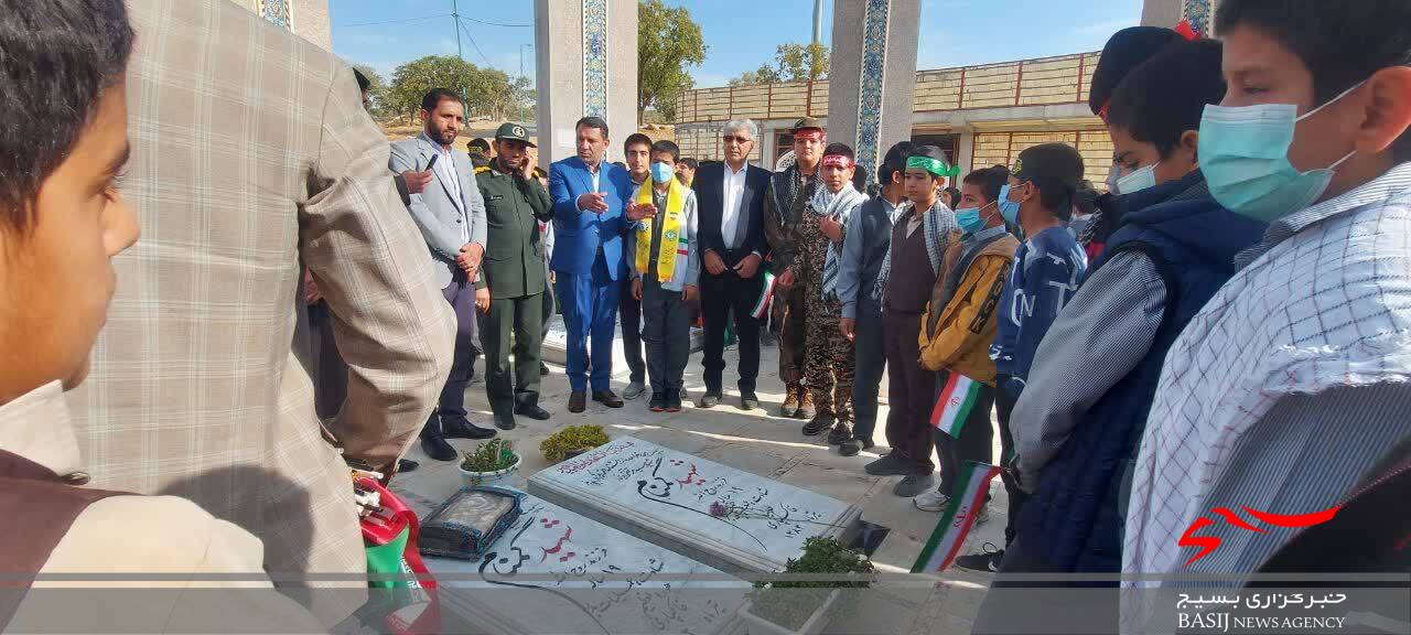 زنگ استکبار ستیزی در یادمان شهدای گمنام یاسوج نواخته شد