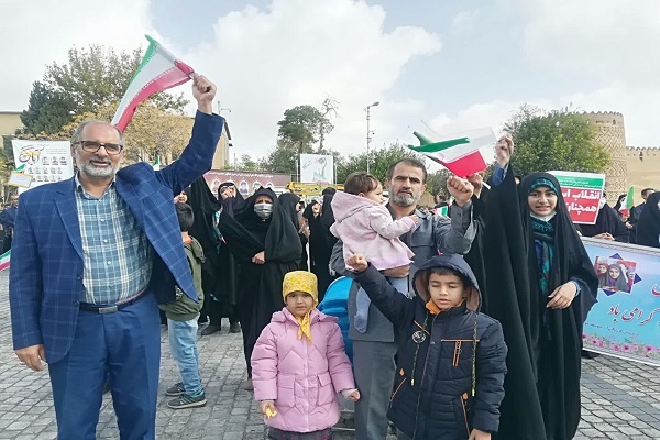 مردم شیراز بیعتی دوباره با آرمان‌های انقلاب، شهدا و رهبری را نشان دادند