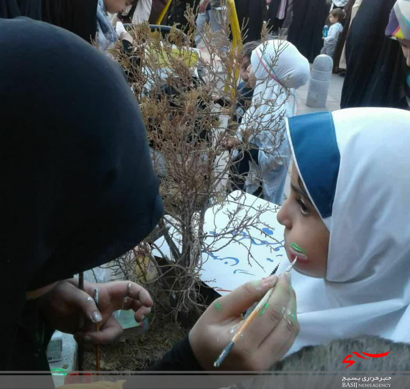 هنرنمایی بسیجیان پایگاه حضرت زینب(س) در حاشیه راهپیمایی 13 آبان قم هنرنمایی بسیجیان پایگاه حضرت زینب(س) در حاشیه راهپیمایی 13 آبان قم