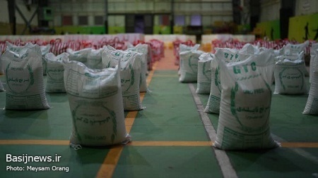 تهیه و توزیع 800 بسته کمک معیشتی و لوازم التحریر در بین افراد آبرومند