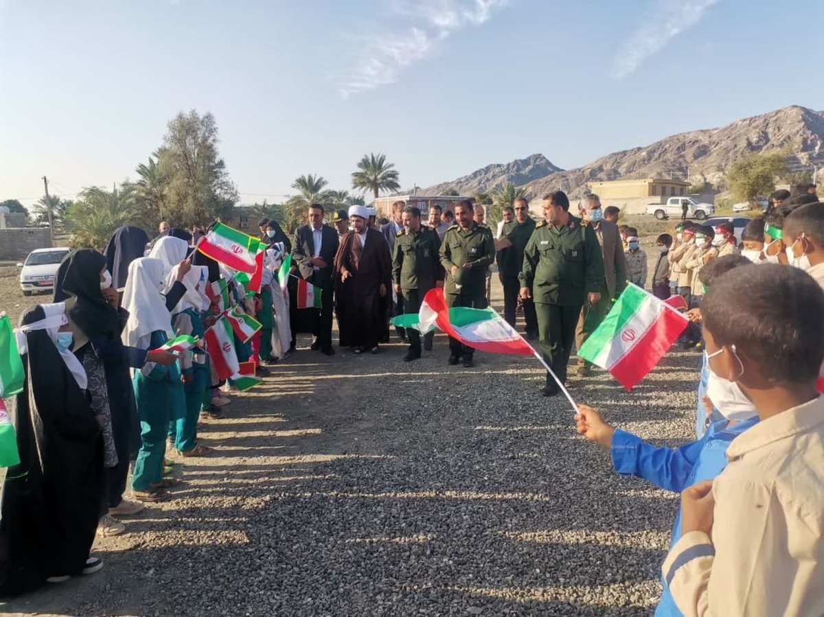افتتاح مدرسه پنج کلاسه در روستای بارگاه شهرستان کهنوج با حضور سردار زهرایی مسئول سازمان بسیج سازندگی