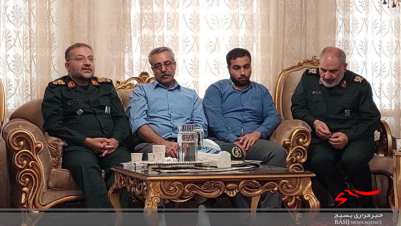 سردار سلیمانی با خانواده شهید نظری در ملایر از شهدای امنیت دیدار کرد