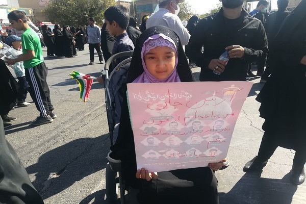 وداع پرشور مردم شیراز با زائران شهید حمله تروریستی به حرم مطهر شاهچزاغ/ آرتین امروز رمز اتحاد ملت ایران است