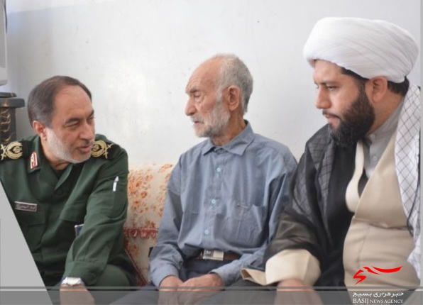 دیدار فرمانده سپاه انصارالرضا(ع) و حجت الاسلام نصیرایی با خانواده شهید اصیل در سرایان دیدار فرمانده سپاه انصارالرضا(ع) و حجت الاسلام نصیرایی با خانواده شهید اصیل در سرایان