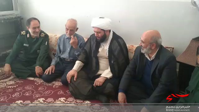 دیدار فرمانده سپاه انصارالرضا(ع) و حجت الاسلام نصیرایی با خانواده شهید اصیل در سرایان دیدار فرمانده سپاه انصارالرضا(ع) و حجت الاسلام نصیرایی با خانواده شهید اصیل در سرایان
