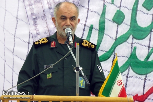 گلزار شهدای بوشهر به مناسبت هفته بسیج گل‌گذاری شد