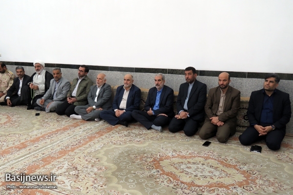گلزار شهدای بوشهر به مناسبت هفته بسیج گل‌گذاری شد