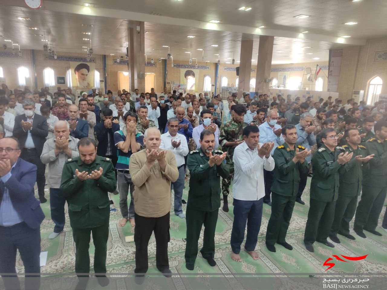 مسئولین برای حل مشکلات جامعه تلاش کنند
