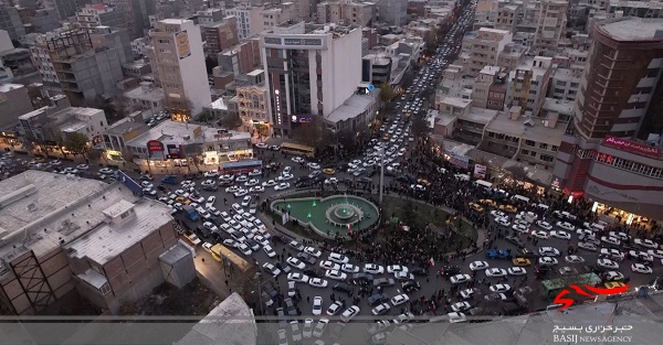 جشن و شادی مردم پس از پیروزی تیم ملی فوتبال/ اهتزاز ‌پرچم ۳ رنگ ایران + فیلم