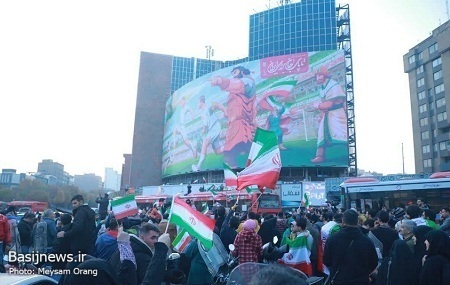 تماشای دومین بازی ایران در جام جهانی قطر و شادمانی مردم
