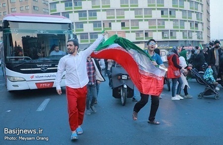 تماشای دومین بازی ایران در جام جهانی قطر و شادمانی مردم