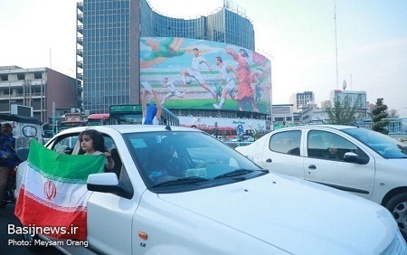 تماشای دومین بازی ایران در جام جهانی قطر و شادمانی مردم