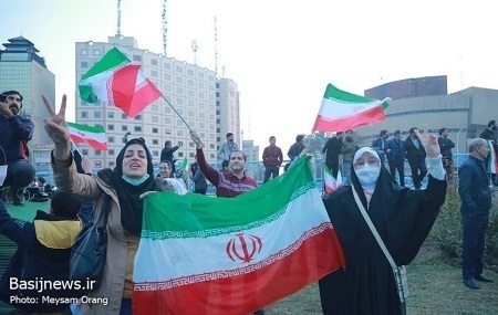 تماشای دومین بازی ایران در جام جهانی قطر و شادمانی مردم