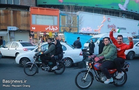 تماشای دومین بازی ایران در جام جهانی قطر و شادمانی مردم