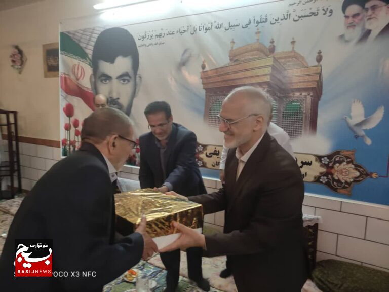 دیدار استاندار خوزستان با خانواده شهیدان سبحانی و شریفی +عکس دیدار استاندار خوزستان با خانواده شهیدان سبحانی و شریفی +عکس