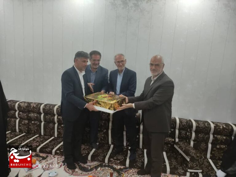 دیدار استاندار خوزستان با خانواده شهیدان سبحانی و شریفی +عکس دیدار استاندار خوزستان با خانواده شهیدان سبحانی و شریفی +عکس