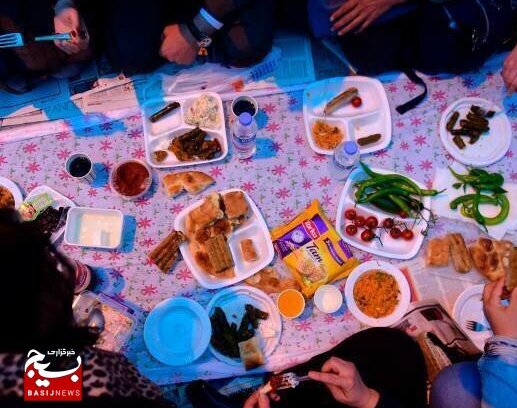 ضیافت افطار زندانیان در کنار خانواده‌هایشان در زندان مرکزی اهواز