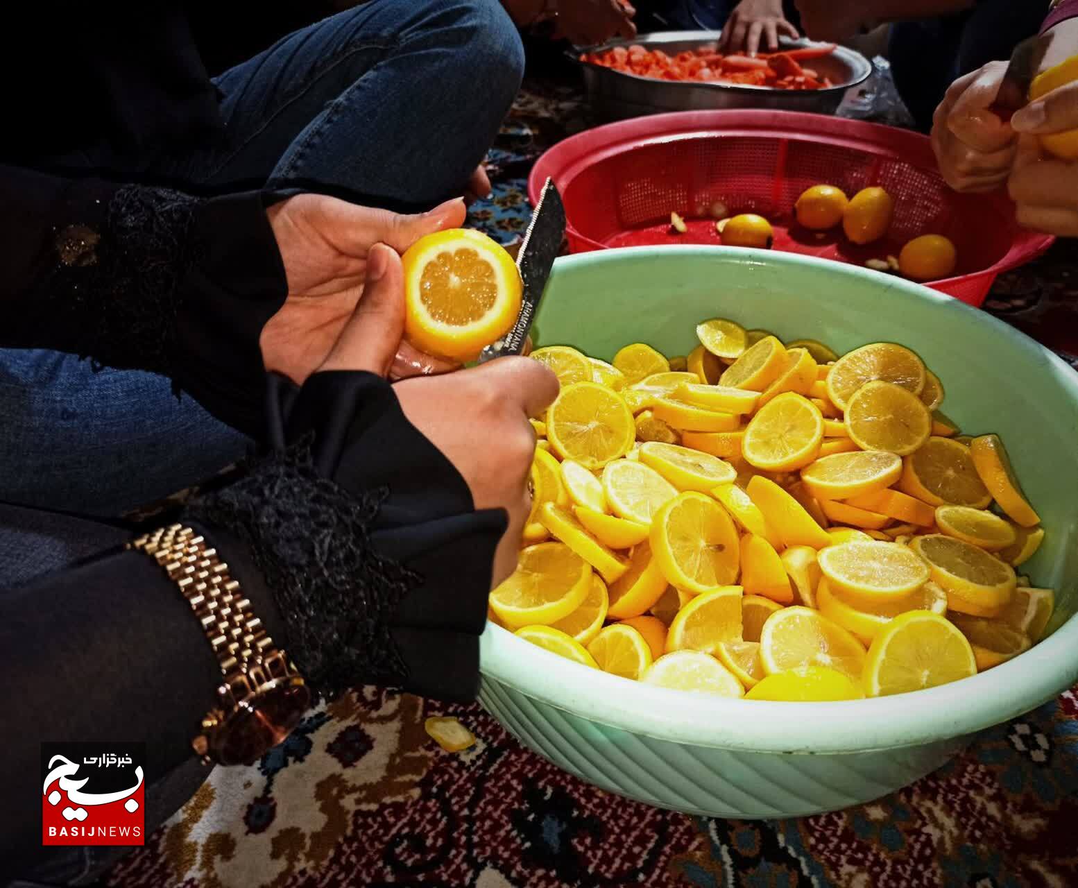توزیع غذای افطاری بین نیازمندان حاشیه شهر در شب ٢٣ رمضان