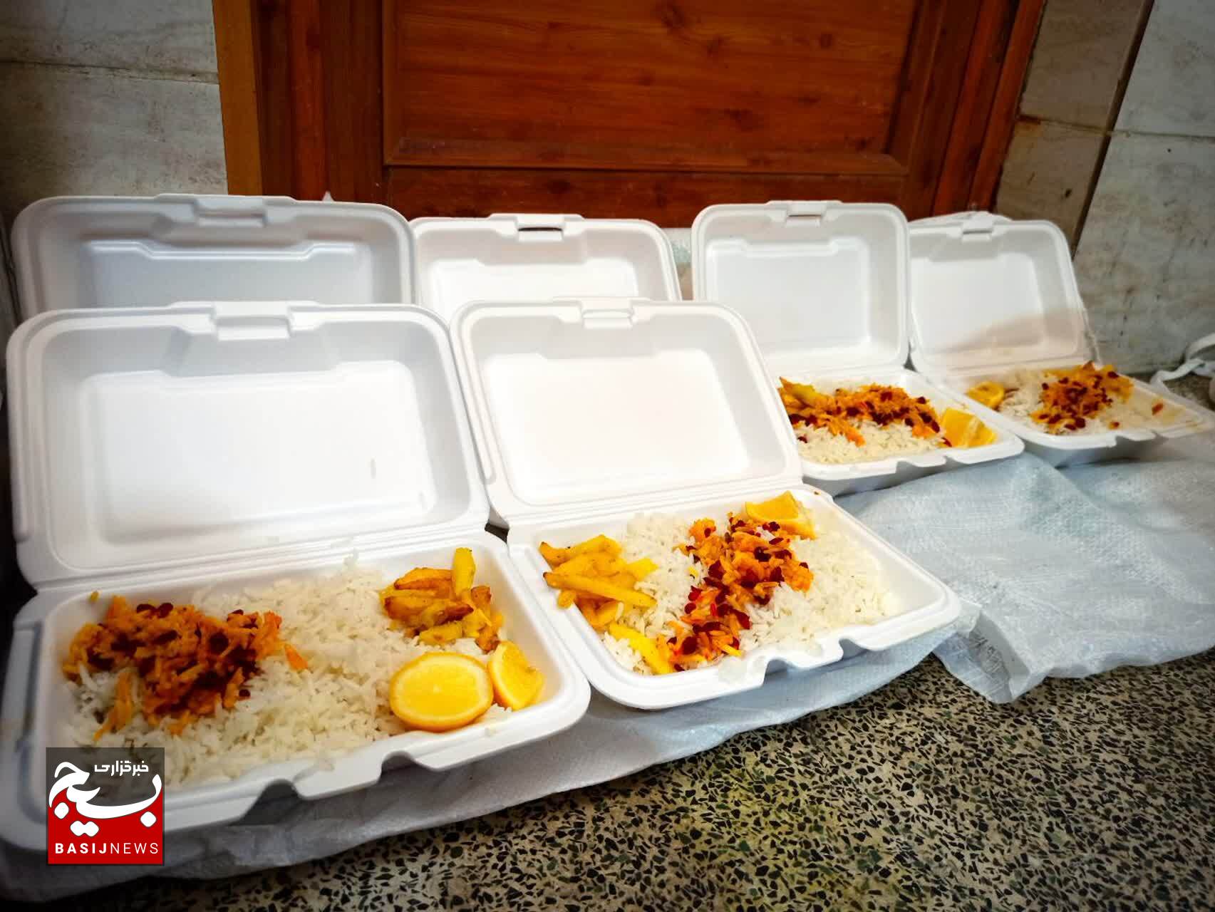 توزیع غذای افطاری بین نیازمندان حاشیه شهر در شب ٢٣ رمضان