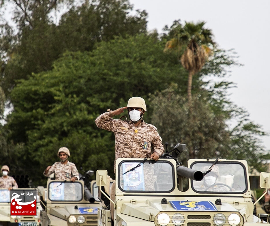 آئین رژه نیروهای مسلح به مناسبت روز ارتش در اهواز برگزار شد