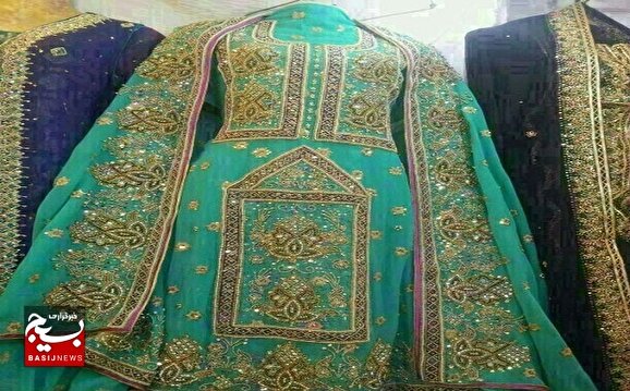 همت جهادگران برای شادی دل محرومین و نشاندن لبخند بر لبانشان/ توزیع 60 دست لباس بلوچی بین نیازمندان ایرانشهری