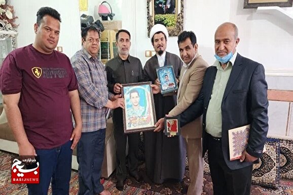 دیدار جهادگران بسیجی با خانواده شهدا در زاهدان