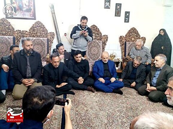 دیدار وزیر کشور با خانواده ای که در حادثه تروریستی کرمان 8 شهید داشتند