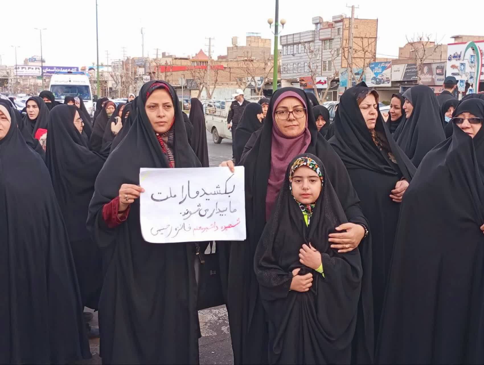 راهپیمایی مردم شهرستان بهارستان در محکومیت جنایت تروریستی گلزار شهدای کرمان