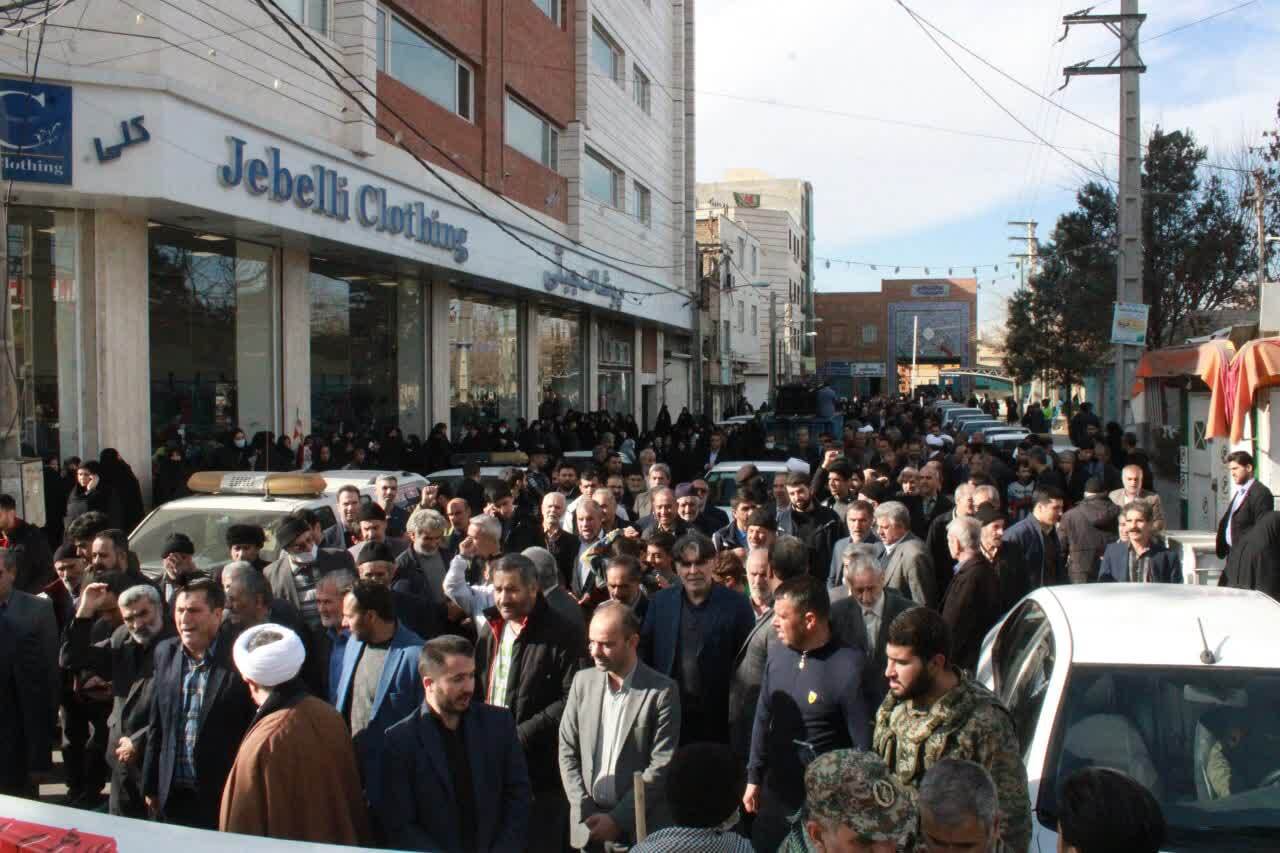 راهپیمایی مردم شهرستان بهارستان در محکومیت جنایت تروریستی گلزار شهدای کرمان