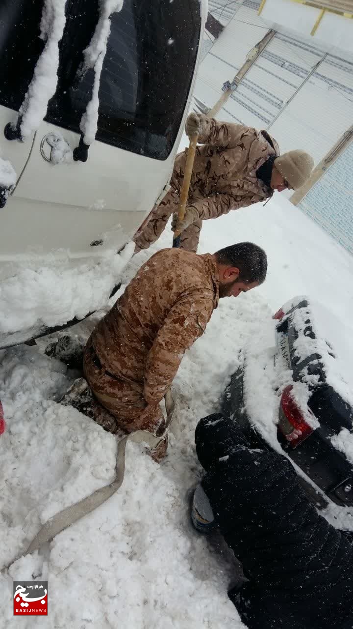 جهاد در برف و بوران/ خدمات رسانی گروههای جهادی سپاه و بسیج در سراسر استان اردبیل