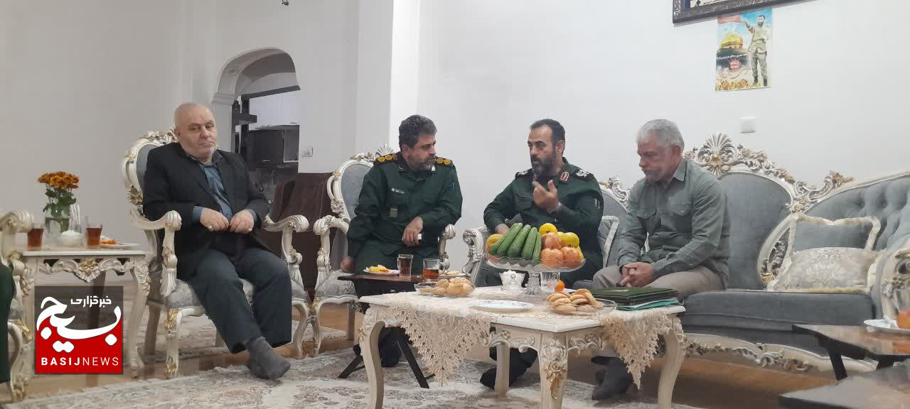 دیدار فرمانده سپاه قدس گیلان با خانواده شهید حسینپور شلمانی دیدار فرمانده سپاه قدس گیلان با خانواده شهید حسینپور شلمانی