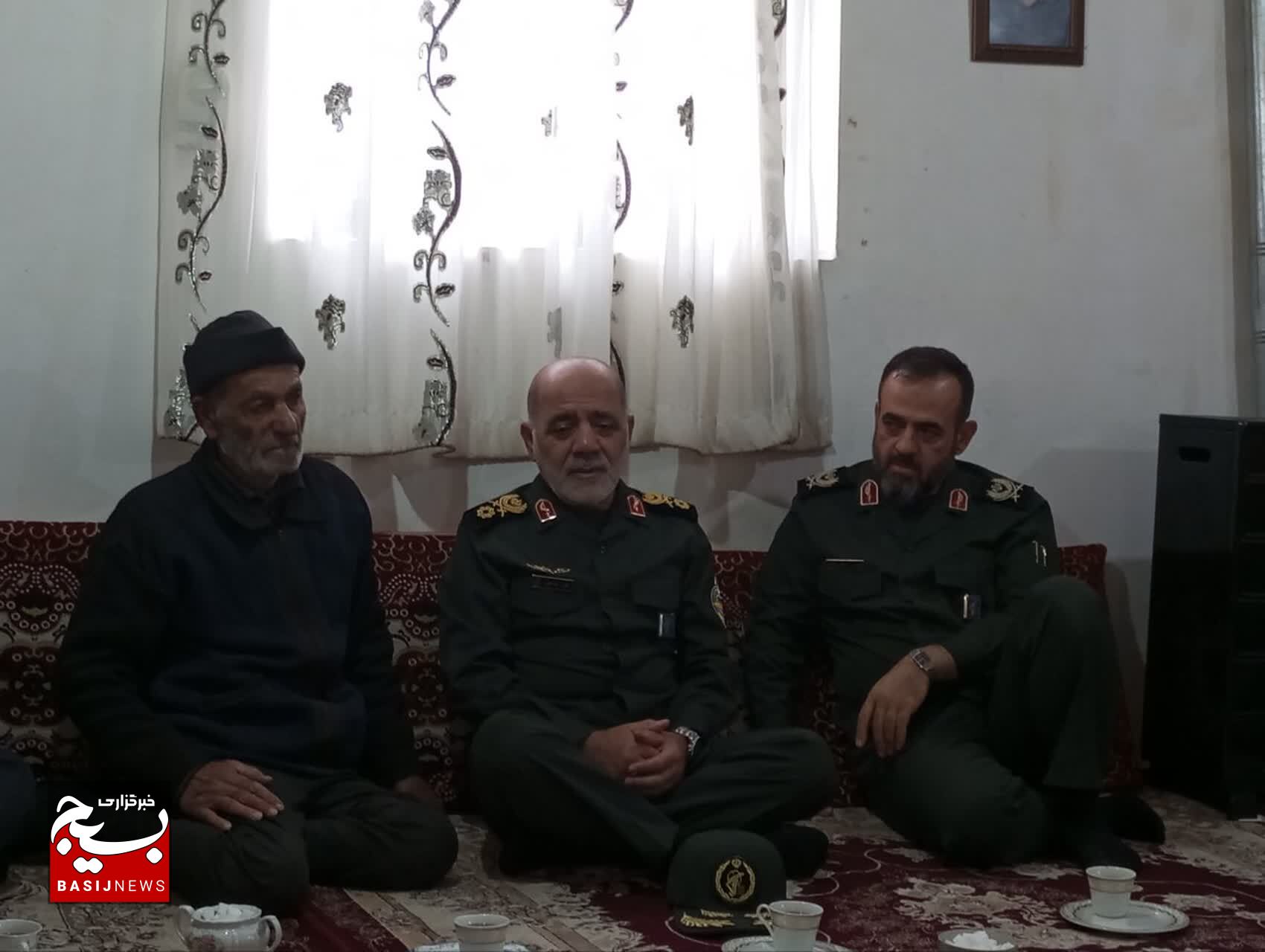 دیدار معاون هماهنگ‌کننده ستاد کل نیرو‌های مسلح با خانواده شهیدعزت الله پشت بست در سیاهکل