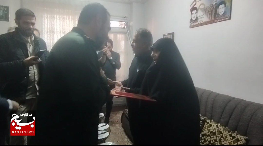 دیدار فرمانده سپاه قدس گیلان با خانواده شهید علی پیروی از بخش سنگر شهرستان رشت