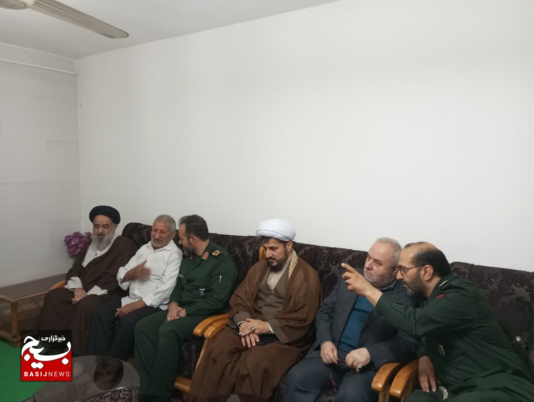 دیدار فرمانده سپاه قدس گیلان با خانواده شهید فردین کاظمی در رودبار