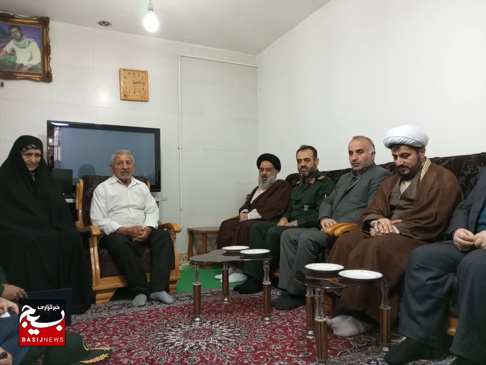 دیدار فرمانده سپاه قدس گیلان با خانواده شهید فردین کاظمی در رودبار
