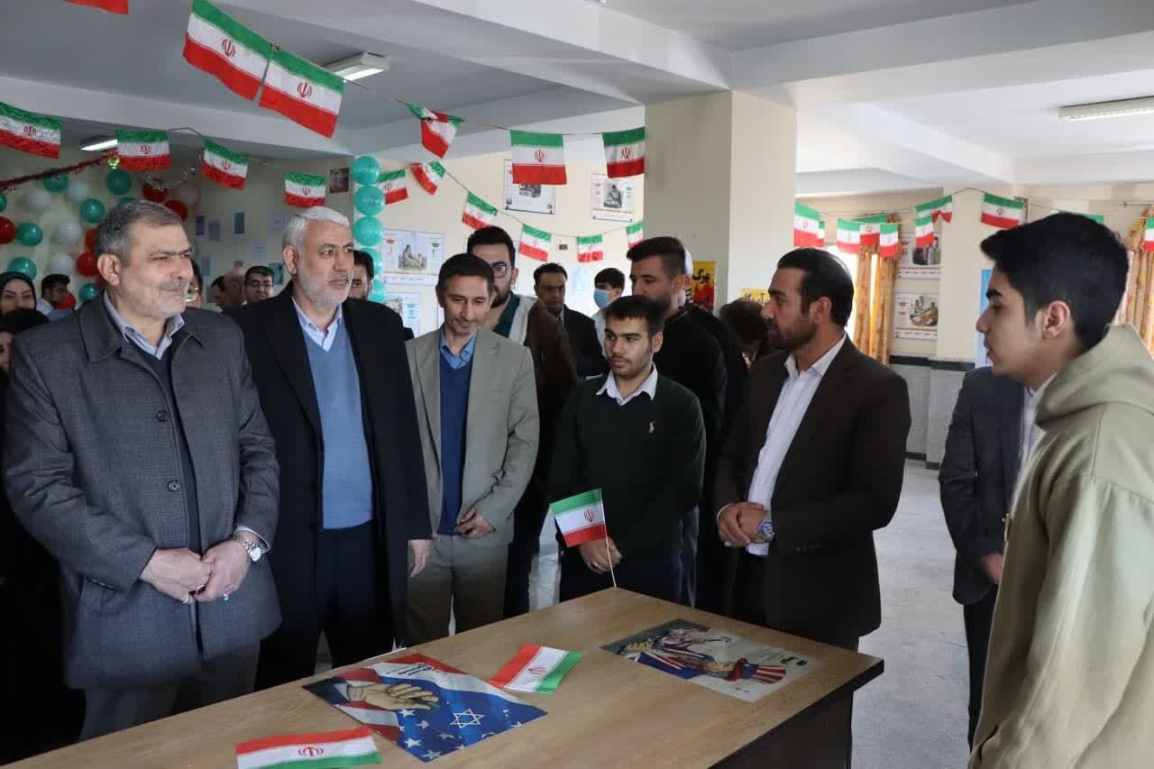 بازدید از نمایشگاه انقلاب دبیرستان نمونه دولتی امام علی(ع) شهرستان بهارستان