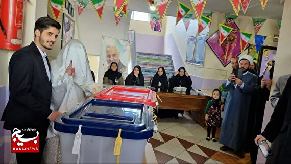 حضور جالب عروس و داماد ساوجی در پای صندوق رأی