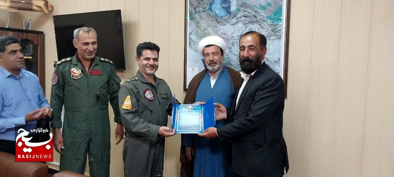 دیدار اعضای شوراهای اسلامی چند روستای استان قم با فرمانده پایگاه آموزش هوانوردی شهيد اکبری نهاجا