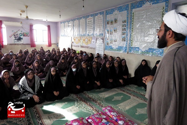 تجلیل از دانش‌آموزان فعال عفاف و حجاب آموزشگاه رودکی کنگان