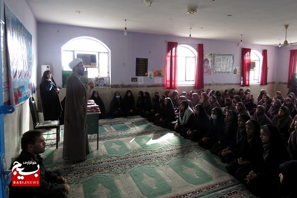 تجلیل از دانش‌آموزان فعال عفاف و حجاب آموزشگاه رودکی کنگان
